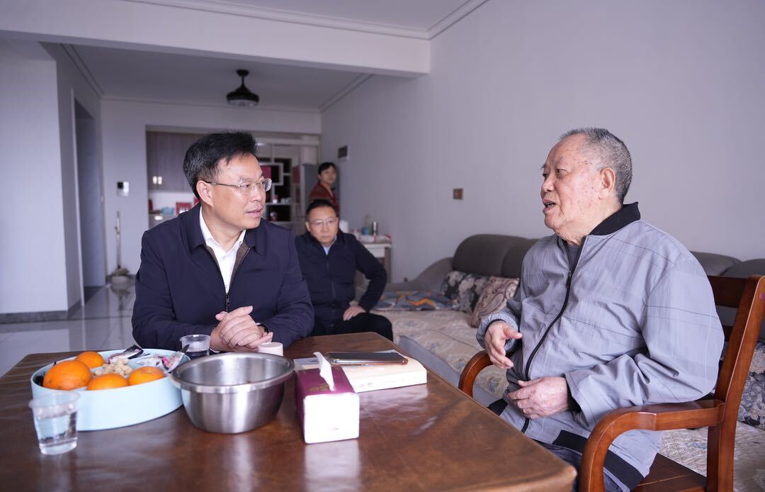 吴韬走访慰问劳动模范