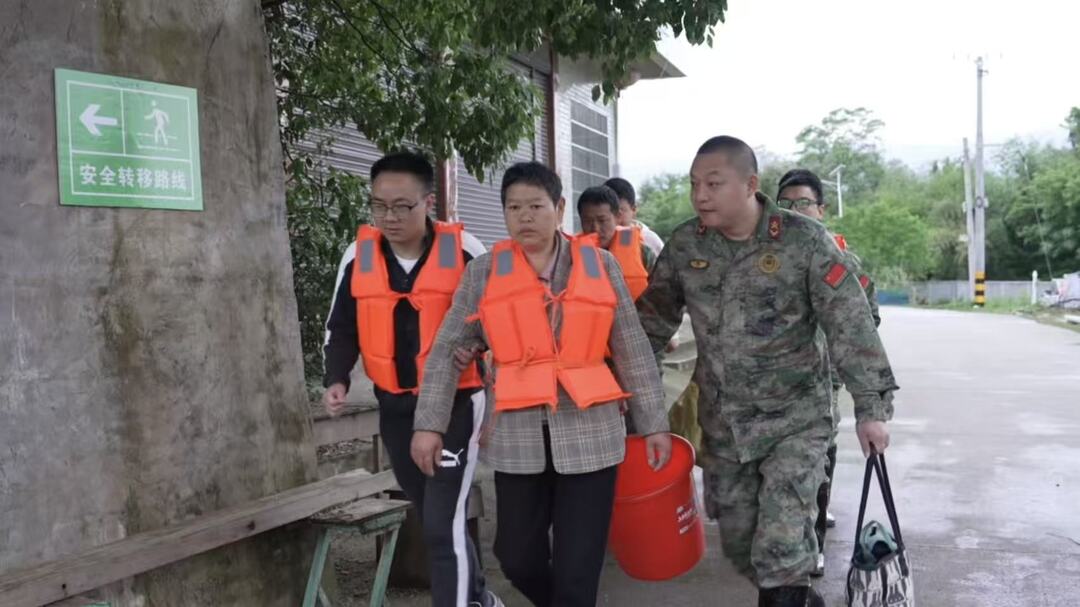 花古街道举行防汛救灾“户帮户”紧急避险转移演练 以练筑防保平安