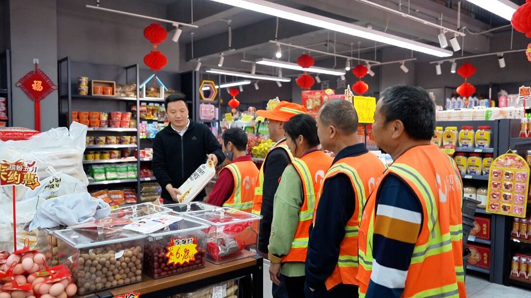 洞口：情暖五一 爱心馈赠致敬一线劳动者