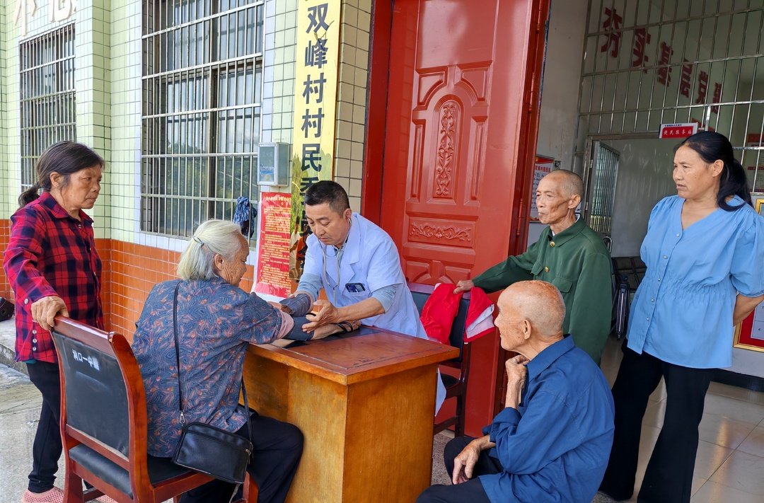 长塘瑶族乡双峰村：深山送温暖  敬老显真情
