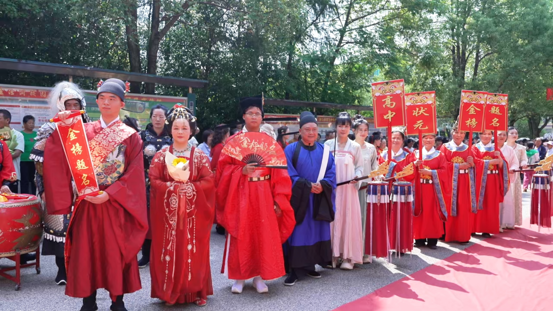 洞口：万名群众“花式送考”，为高考学子加油打气
