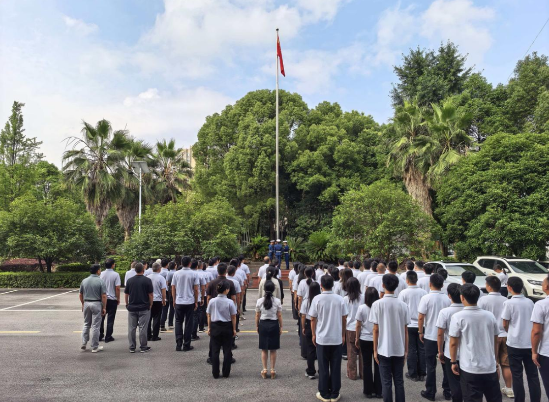 洞口县委党校2026年春季学期基本培训班举行升旗仪式