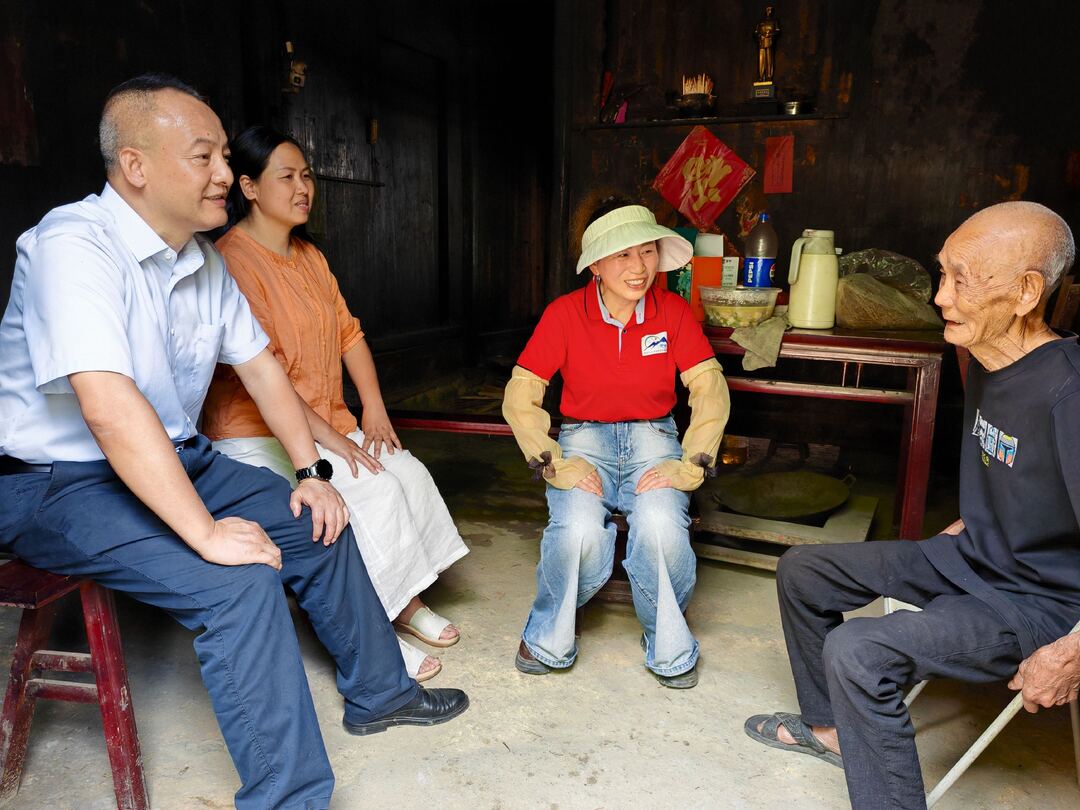 桐山乡联合爱心企业开展节前敬老慰问活动