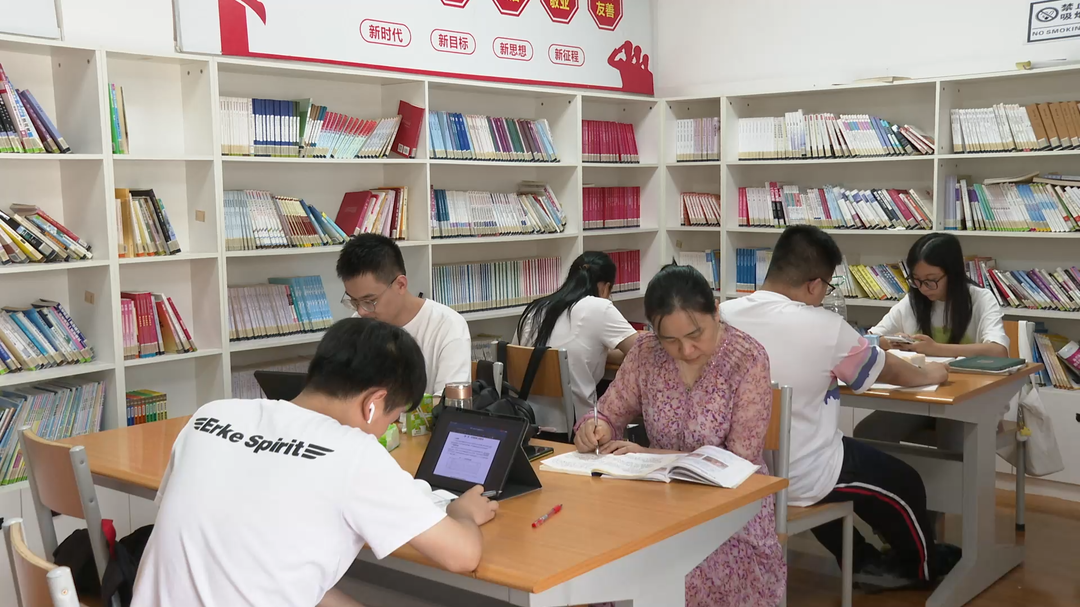 县图书馆“热”度攀升 小暑时节避暑学习两不误