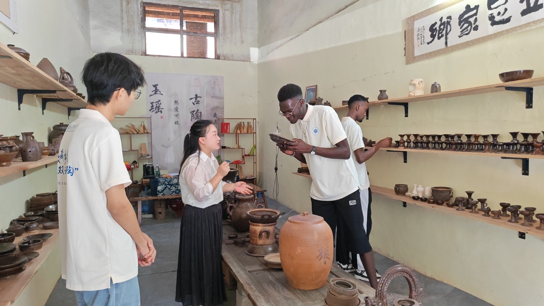 非遗古陶遇国际面孔！湖南工业大学留学生沉浸式体验洞口玉瑶古陶文化