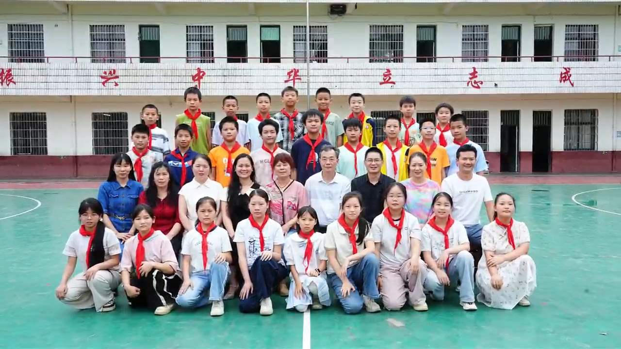 暖心公益助毕业 镜头珍藏少年时光