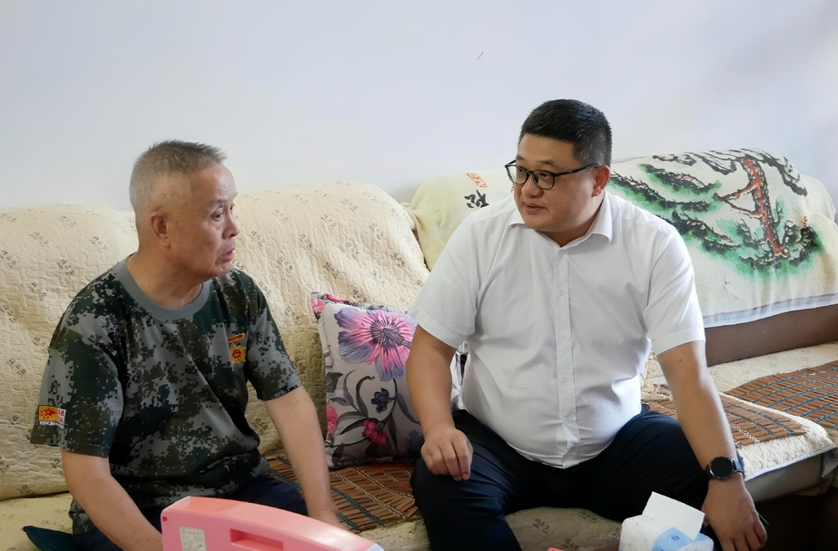 周侃“八一”前夕走访慰问参战老兵