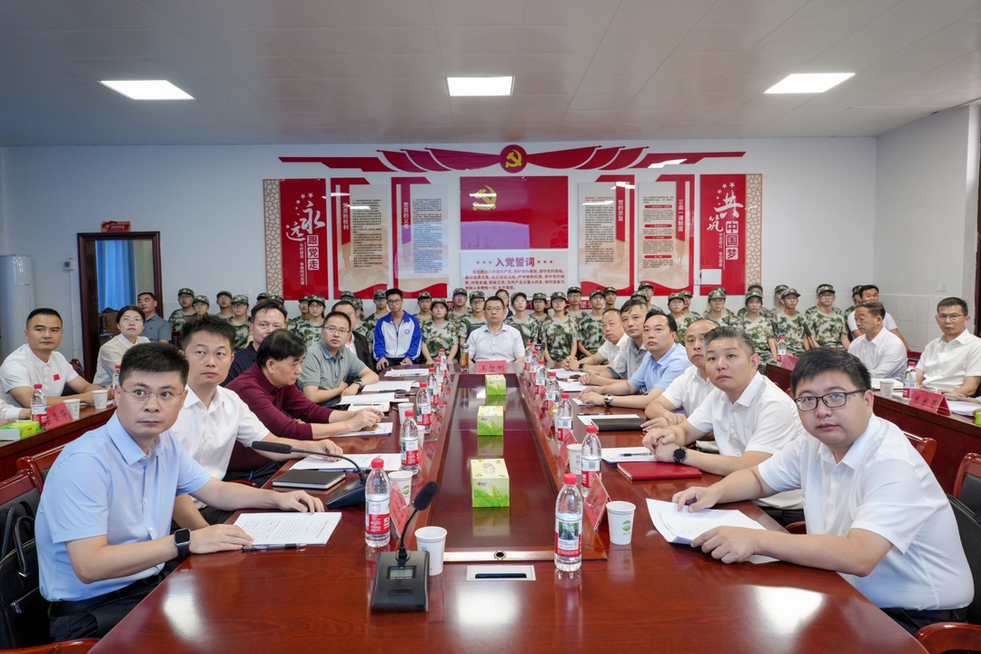 王智刚调研全县教育工作并为学生上思政课