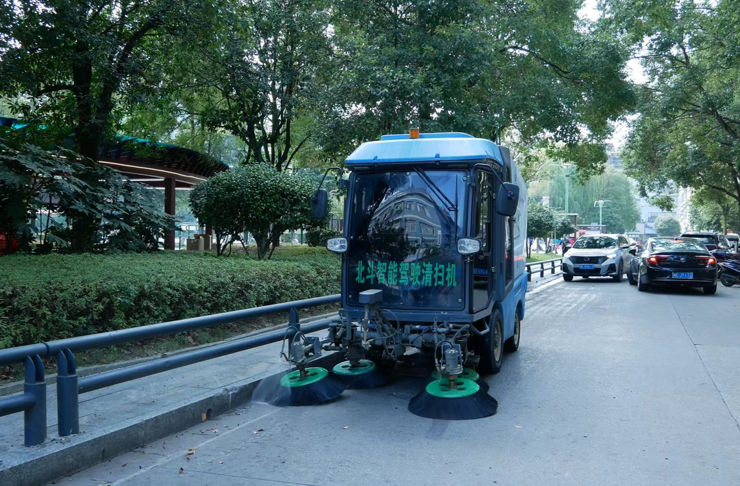 ​国庆坚守不打烊 洞口环卫工人擦亮城市佳节底色