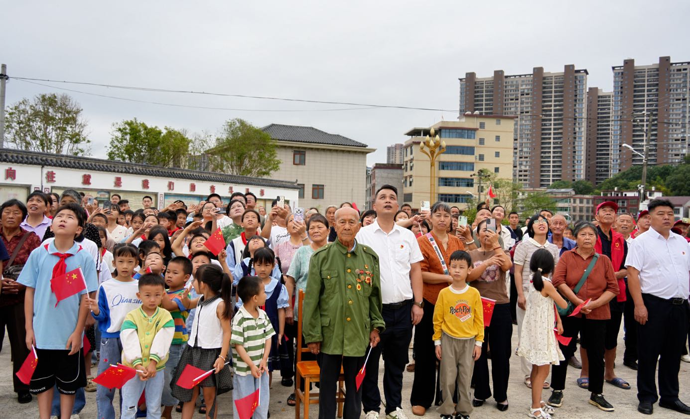文昌街道平栋村：庆国庆 升国旗 凝聚力量建设美丽乡村