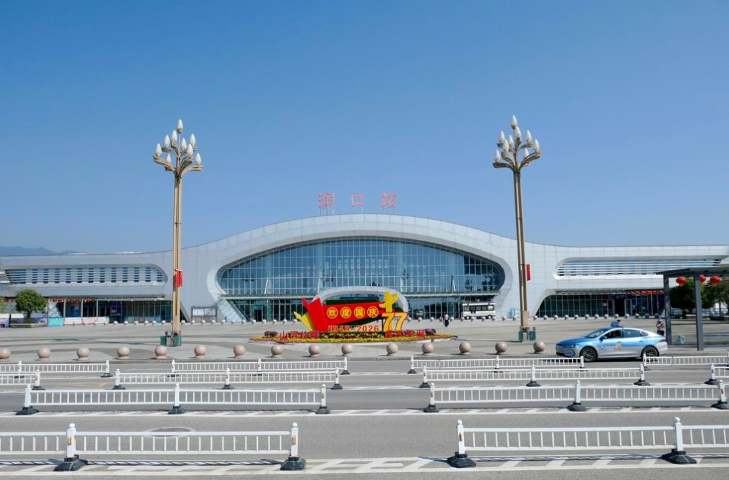 国庆客流 “两头高” 洞口站全力保障群众出行
