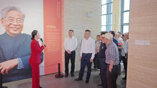 市人大常委会机关组织离退休老同志来洞口开展考察调研活动 周文参加