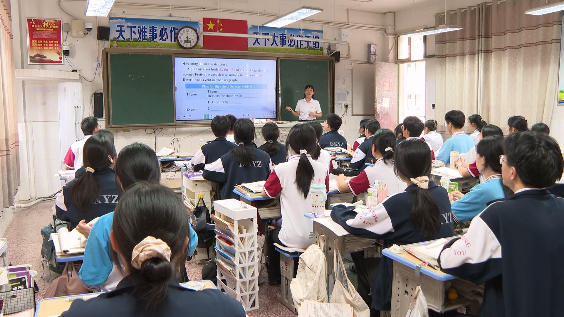 三尺讲台育桃李，初心如磐担使命——记洞口一中优秀共产党员薛立芳