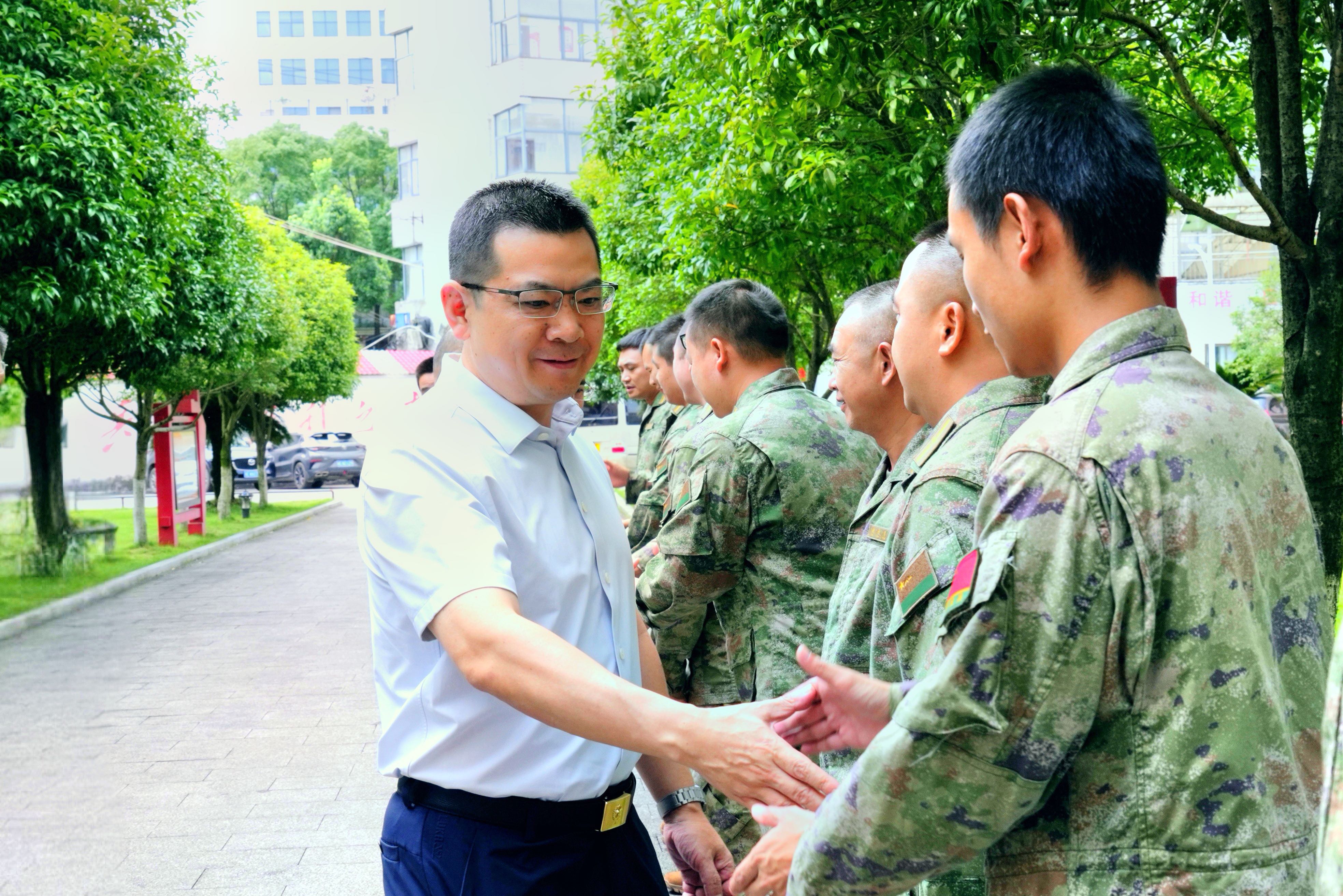 王智刚等县领导“八一”前夕走访慰问部队官兵