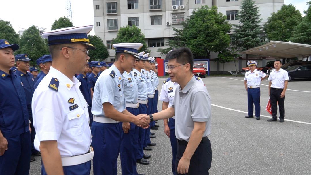 曾宇亮“八一”节前走访慰问消防员、武警中队官兵以及重点优抚对象