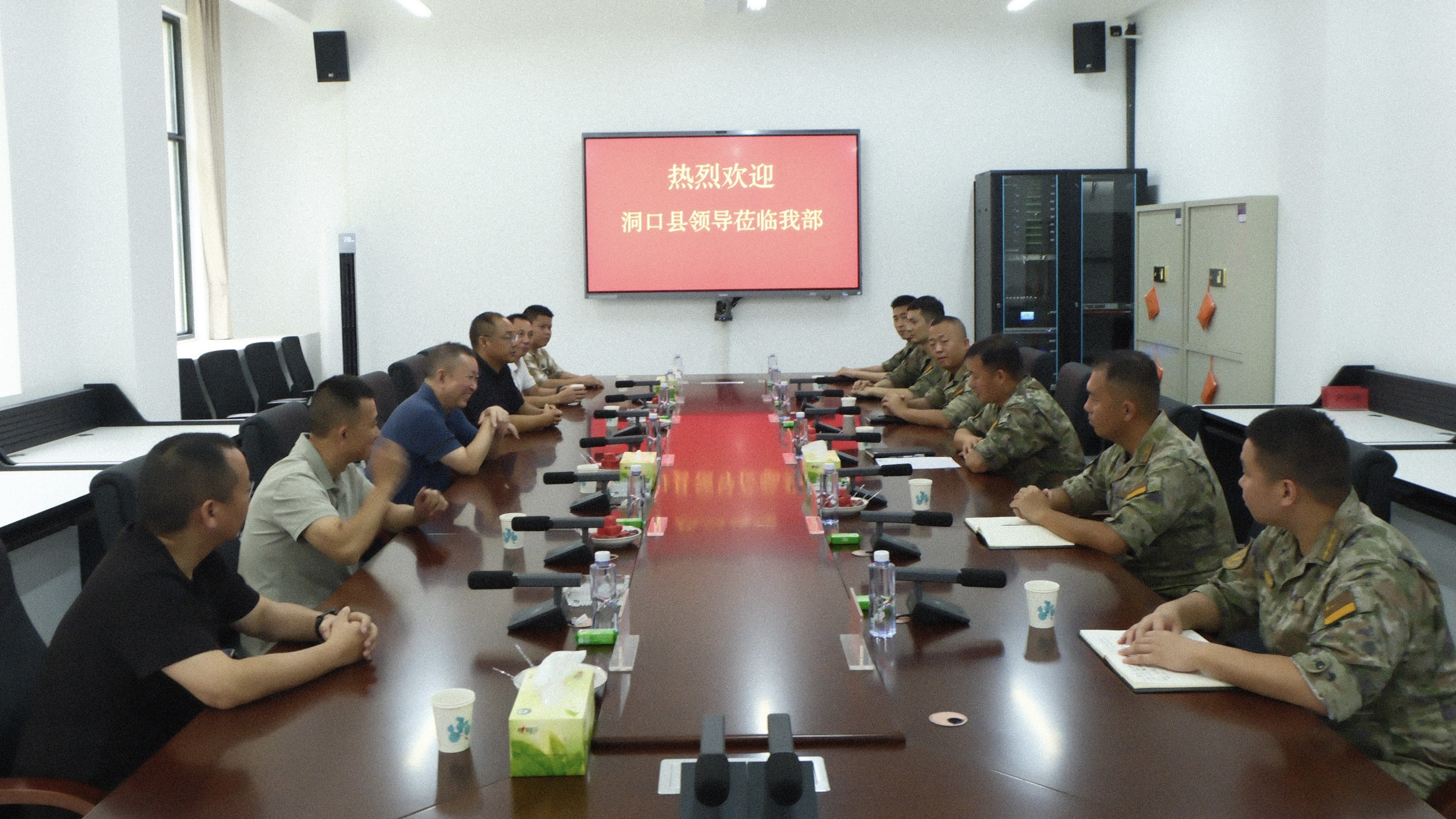 伍卫彬走访慰问部队官兵与百岁老兵