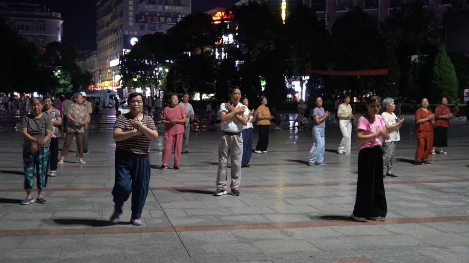 洞口：暮色之下健身忙