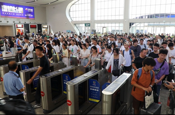 洞口高铁站优化服务保障旅客暑期返程(图1)