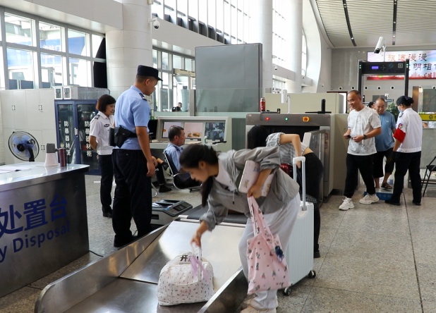 洞口高铁站优化服务保障旅客暑期返程(图2)