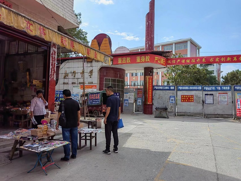 洞口县文化市场综合行政执法大队开展校园周边环境整治行动