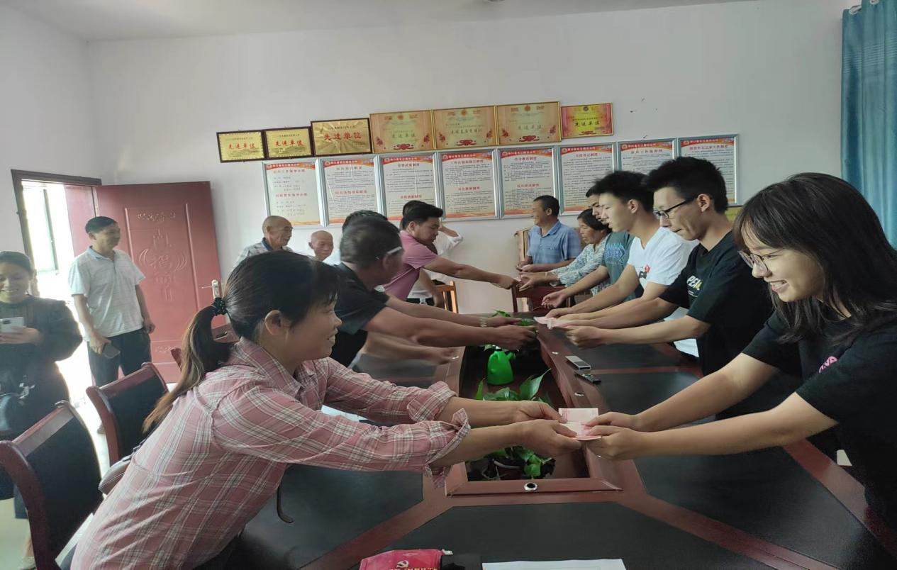 石江镇白山村：奖励大学新生  引领向上学风