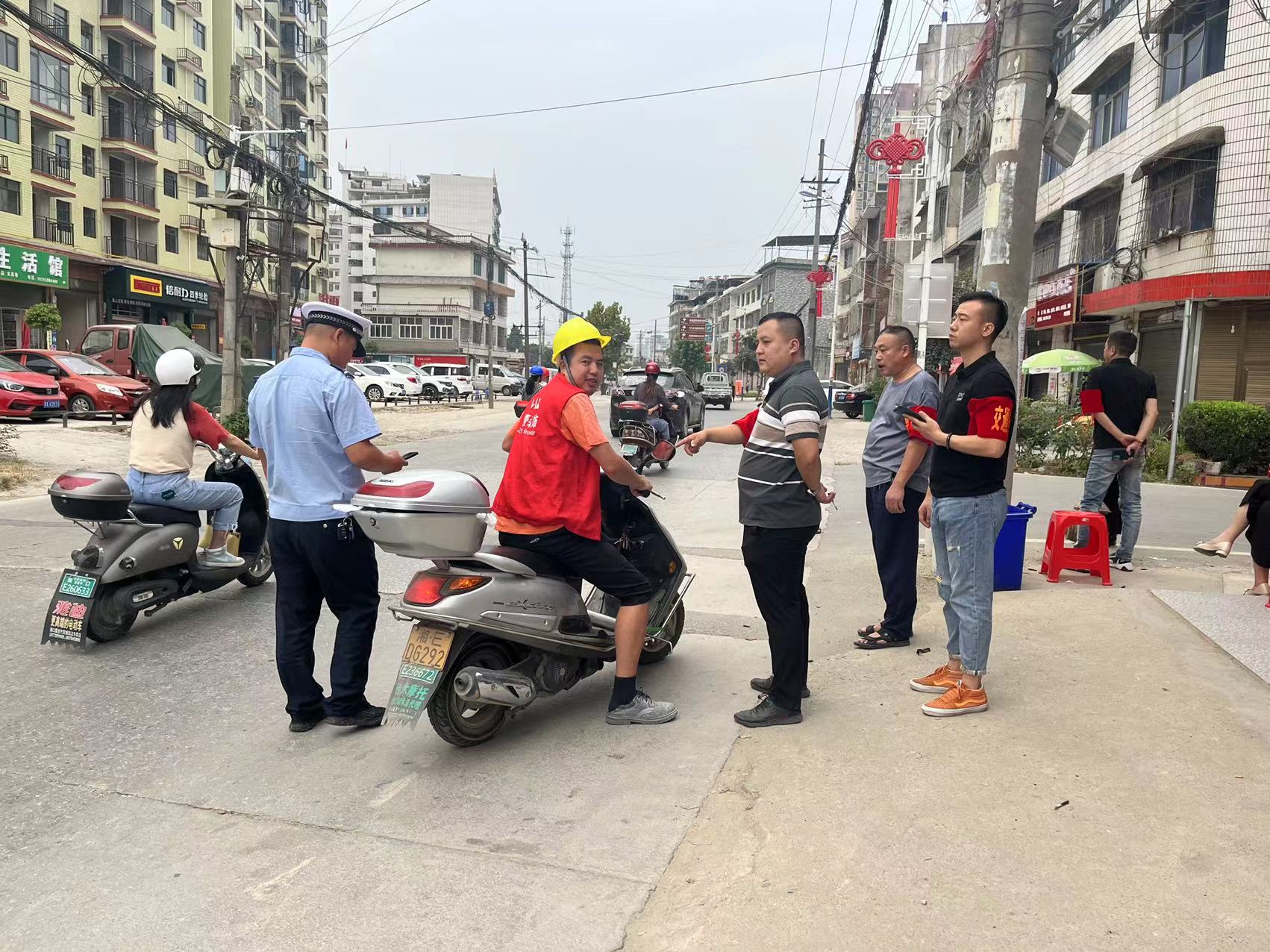 文昌街道持续开展交通安全劝导活动