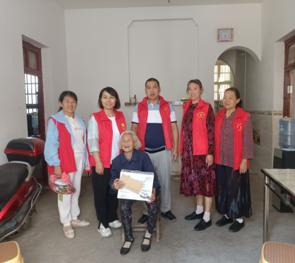 竹市镇安南村开展“九九重阳节 深深敬老情”走访慰问送健康志愿服务活动