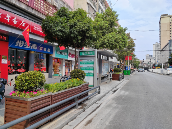 洞口县城市管理和综合执法局:摆放景观花箱 扮靓县城街景