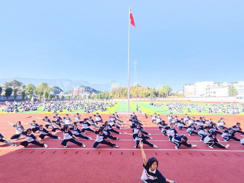 喜迎二十大  体育展风采   洞口四中举行高一大课间比赛活动