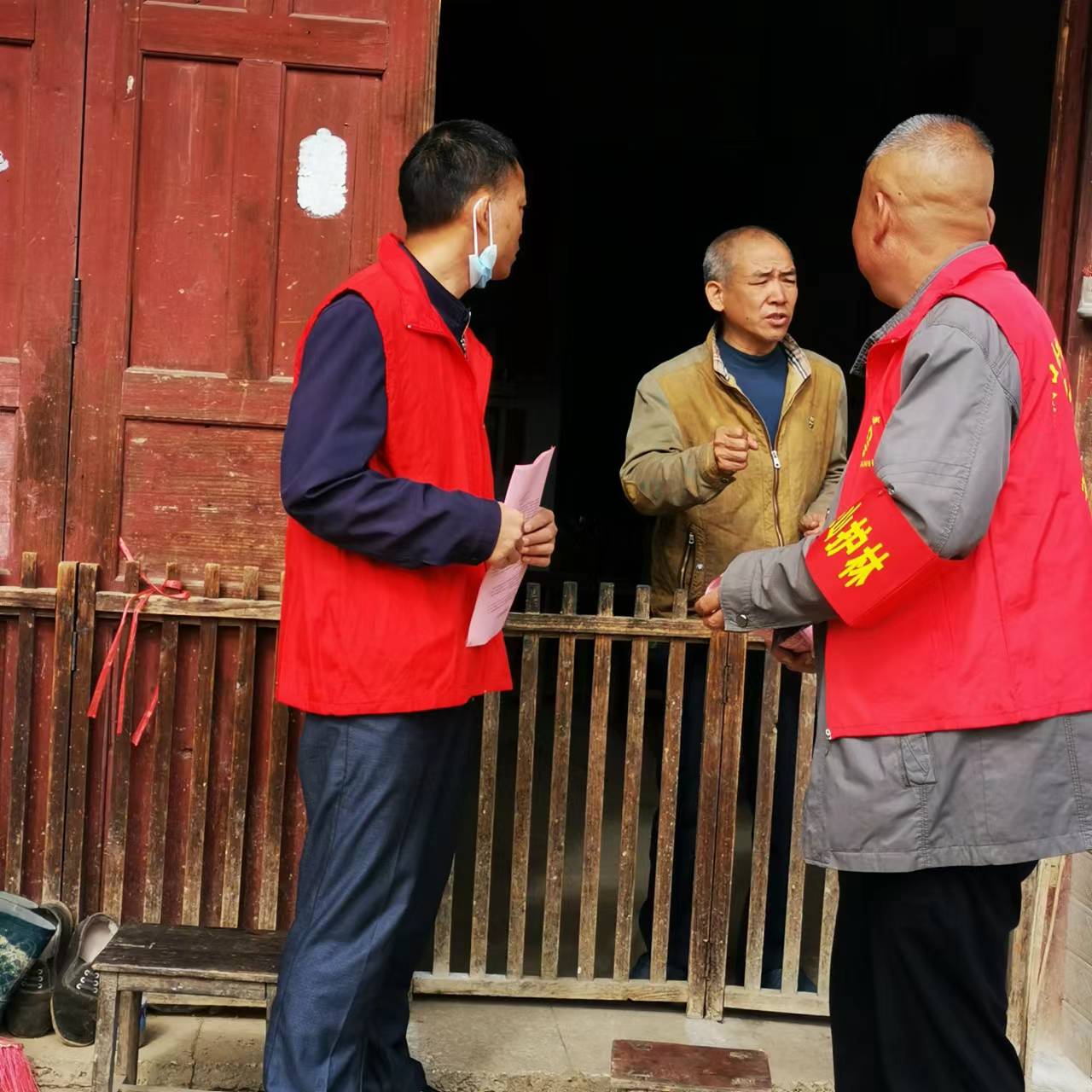 洞口县桥头国有林场党支部开展森林防灭火宣传“敲门行动”