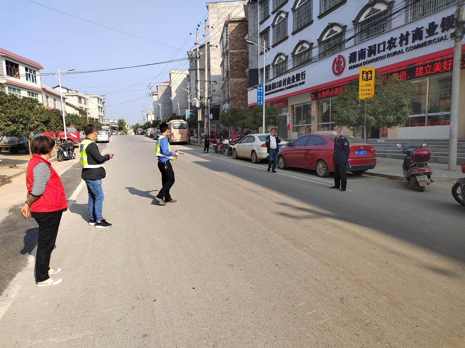 杨林镇摩托车、电动车“拆伞戴帽”整治行动不降温