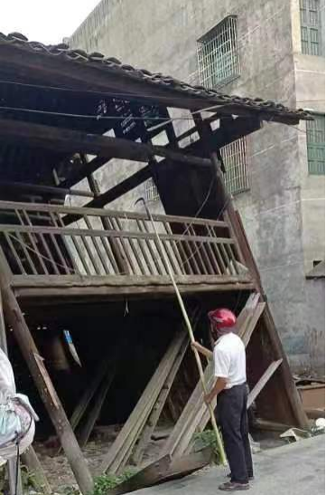 花园镇：依法拆除老旧危房 筑牢“安全”防线