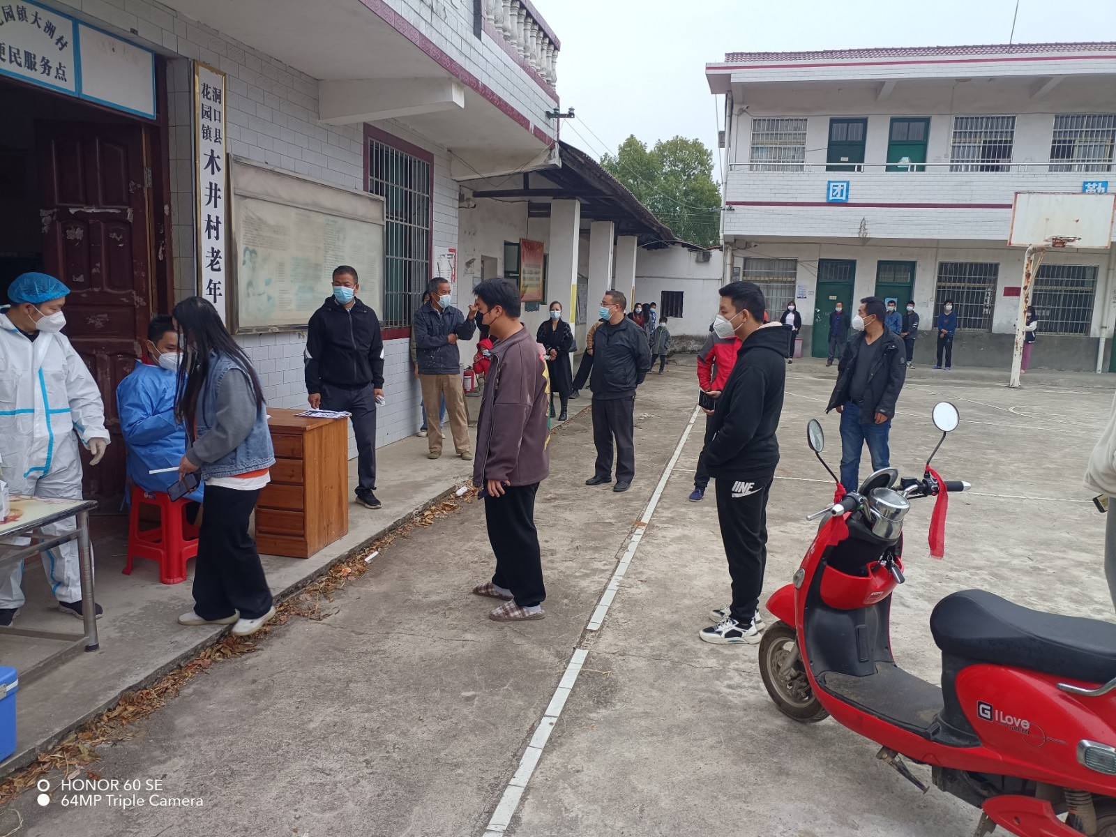 花园镇组织四支核酸检测小分队下村开展重点人员核酸检测
