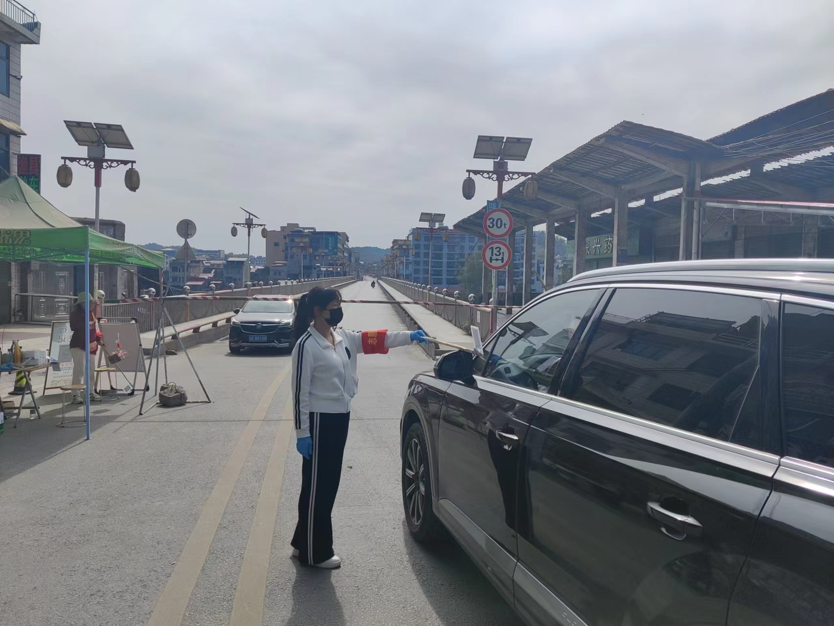 【做温暖的洞口人】石江镇：严把交通卡口 筑牢疫情防控“最前线”