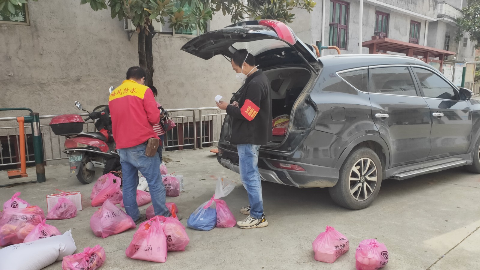 【做温暖的洞口人】石江镇大冲村：村民的贴心采购员