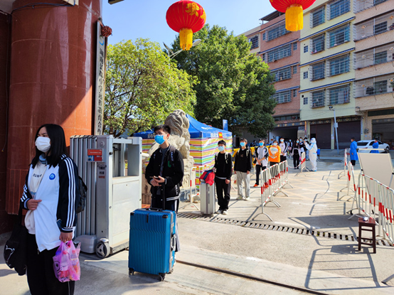 洞口四中高三返校复学：“疫”别数日，美好重启