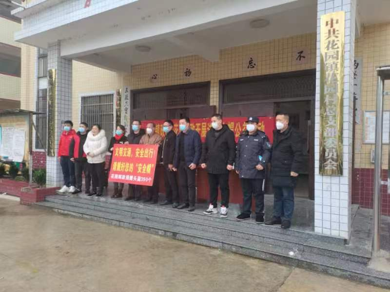 【洞口县学习宣传贯彻党的二十大精神】【建好实干大擂台 拼出新担当】之七十九 ：花园镇开展免费送头盔 安全“戴”回家公益活动