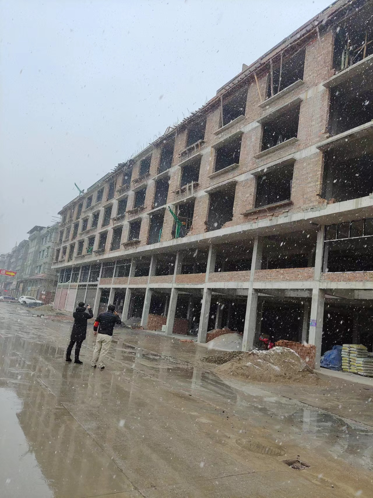 石江镇加强雨雪冰冻期间自建房安全隐患排查整治