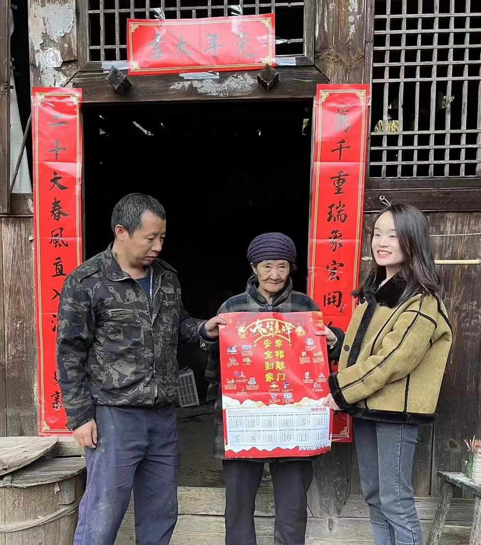 罗溪瑶族乡组织开展“爱国卫生运动暨幸福敲门、安全到家志愿服务”活动