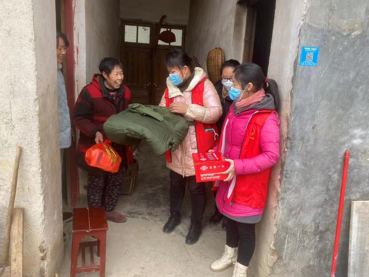 石江镇社工站：寒冬送棉衣  情暖群众心