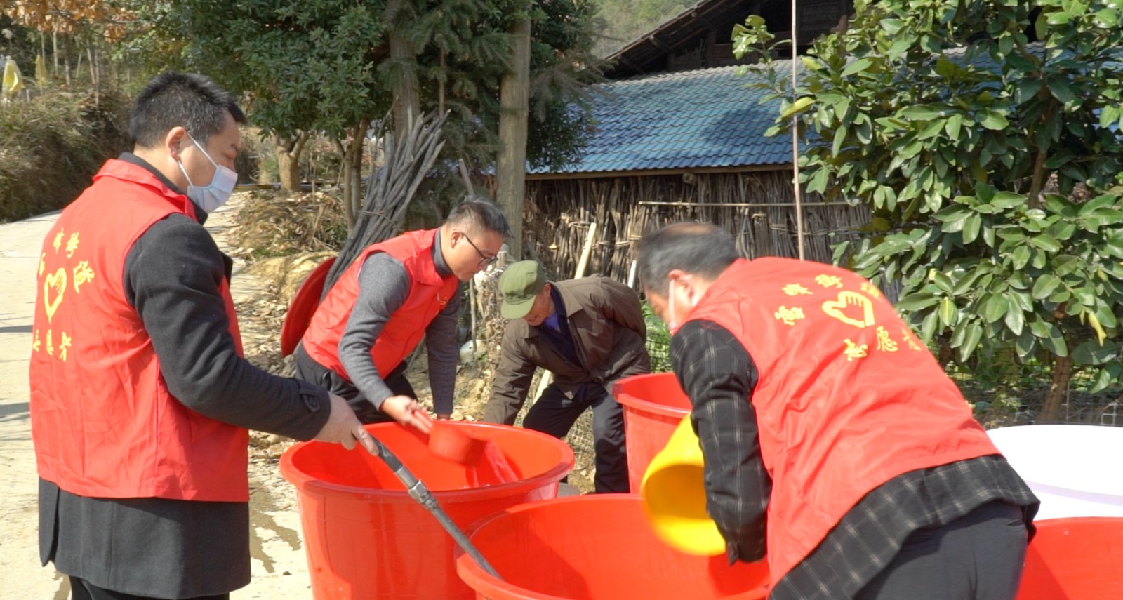 雪峰街道：送水到户保民生  欢乐祥和迎新春