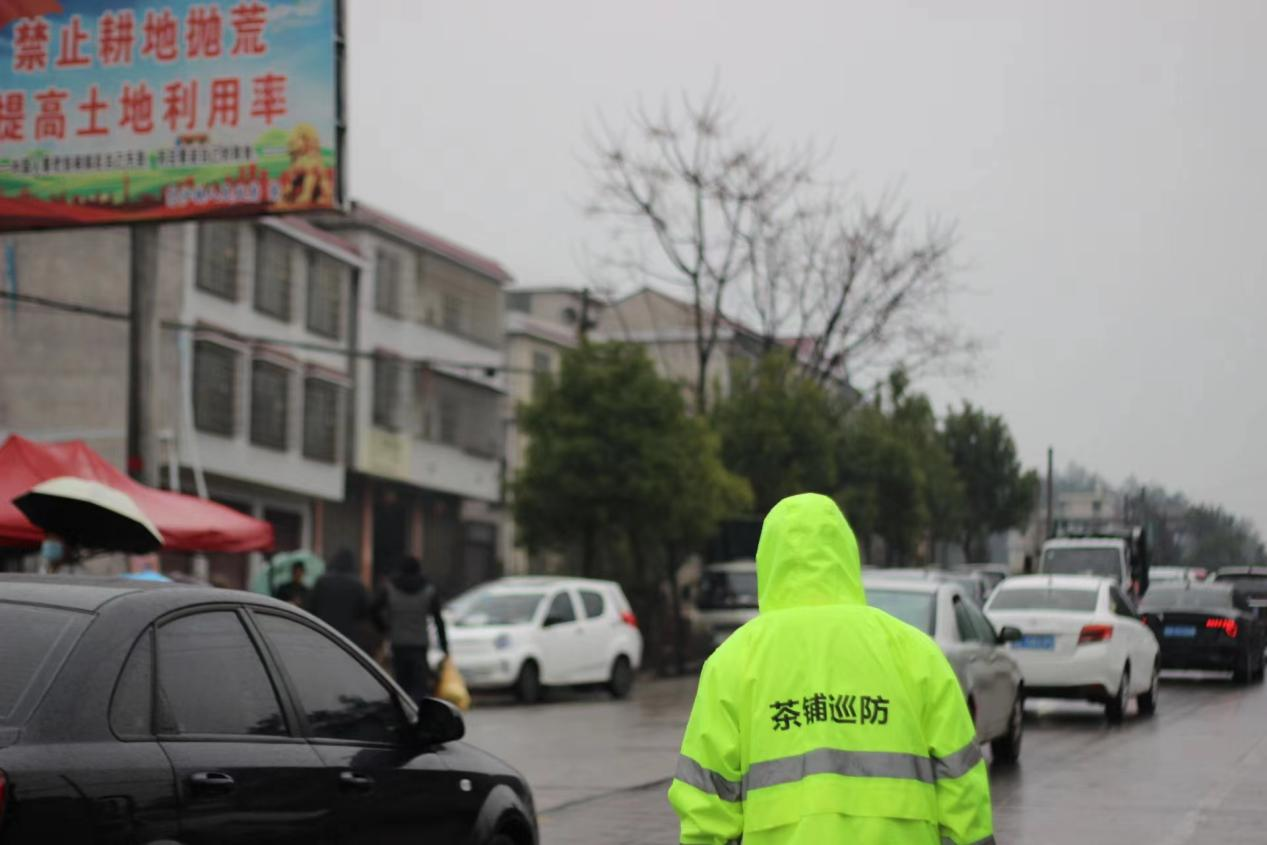 高沙镇茶铺村：守平安保畅通 看交通疏导突击队！