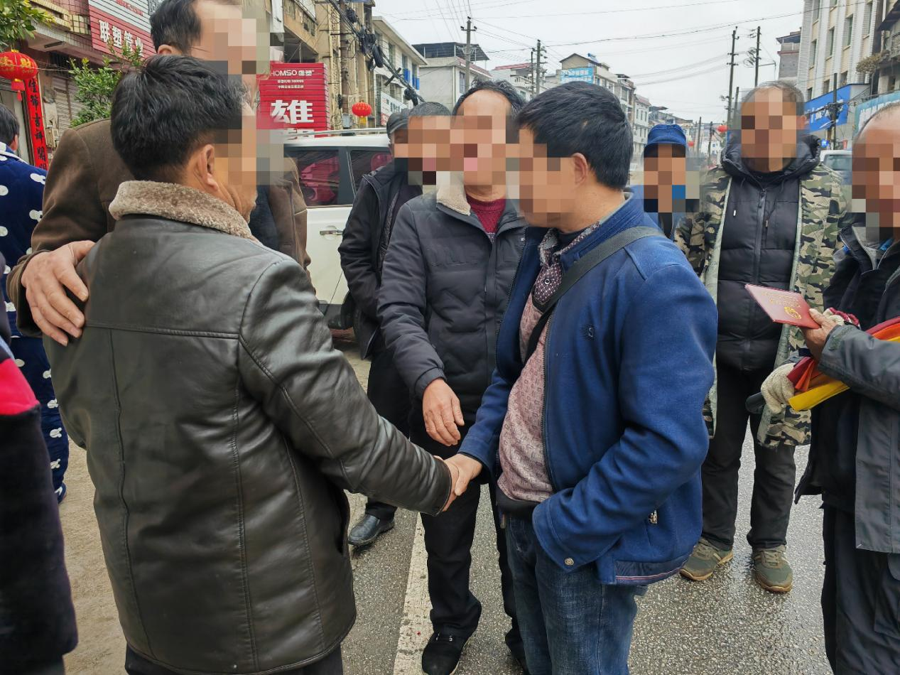 【学习宣传贯彻党的二十大精神】车辆刮擦起争执，现场调解化纠纷