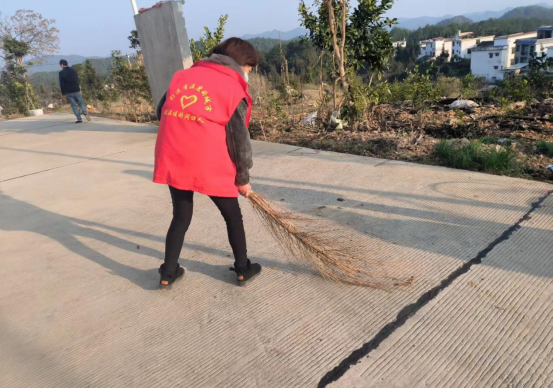 石柱镇易地搬迁安置点开展 环境卫生整治活动