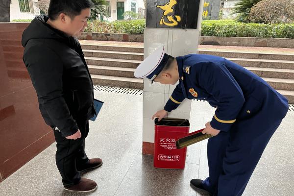 洞口县消防救援大队走进校园开展开学前消防安全检查