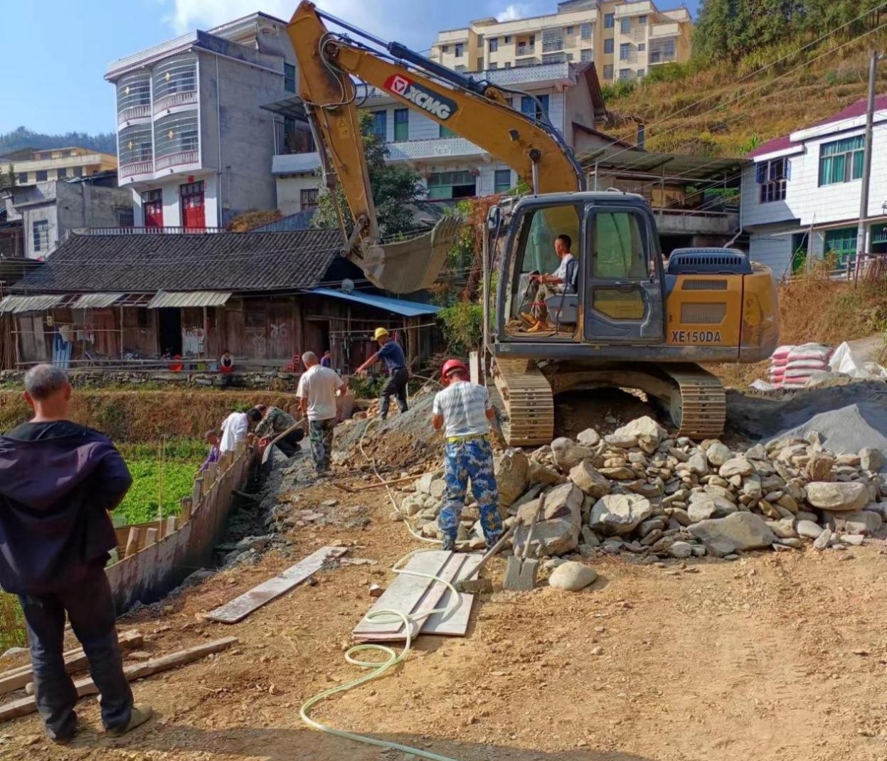 “路路痛”变“户户通” ，这个村有办法！