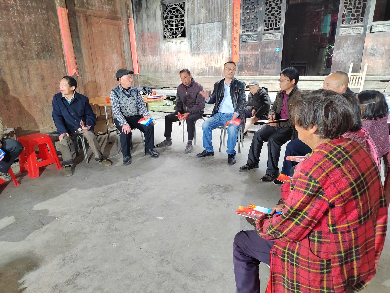 长塘瑶族乡举行学习宣传党的二十大精神暨民族团结、“六零”村创建工作院落宣讲会