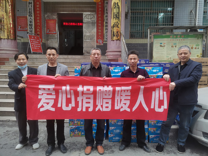 爱心人士我县各乡镇敬老院捐赠牛奶