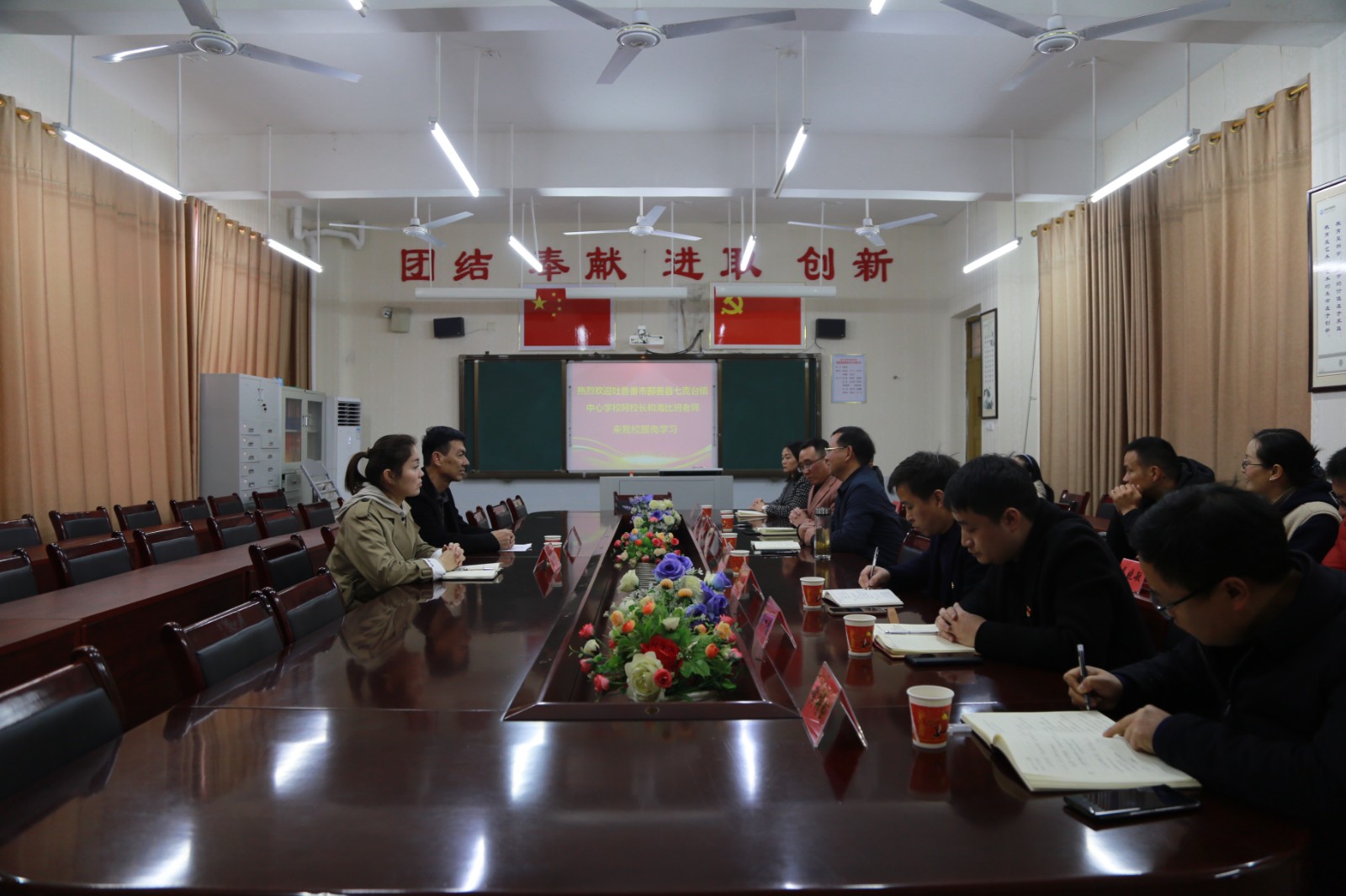 新疆吐鲁番鄯善县两位教师来洞口思源实验学校跟岗学习交流