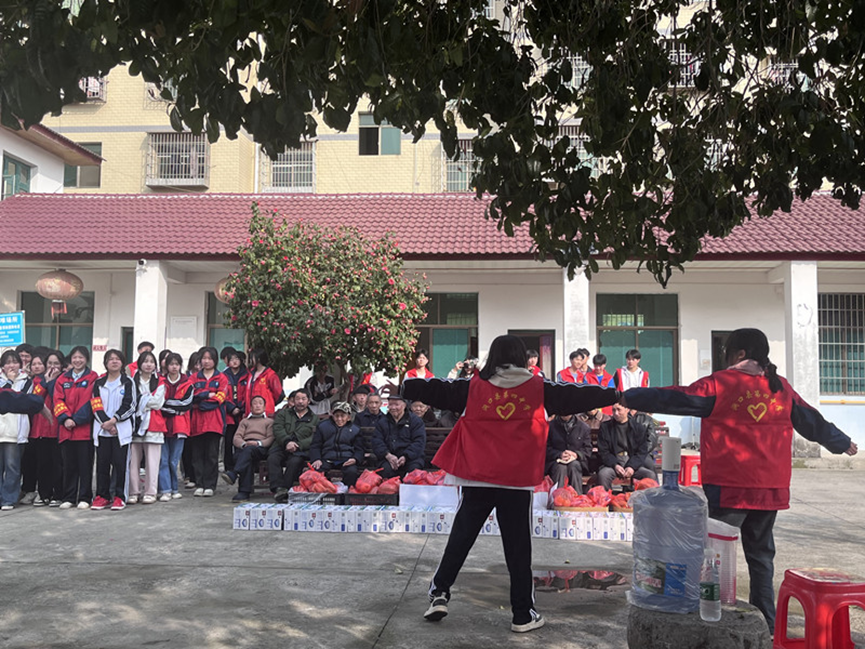 洞口四中：志愿活动学雷锋，敬老院内暖意浓